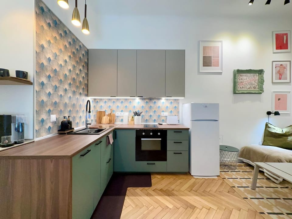 Coffee/tea facilities, dishwasher, oven, stove, toaster