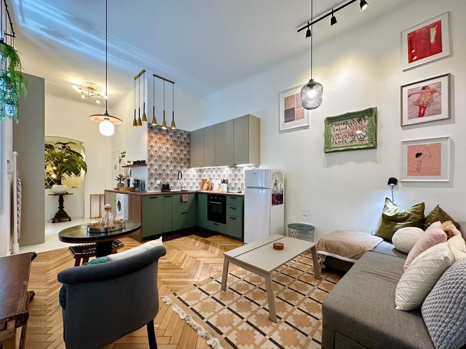 Kitchen or kitchenette, Seating area
