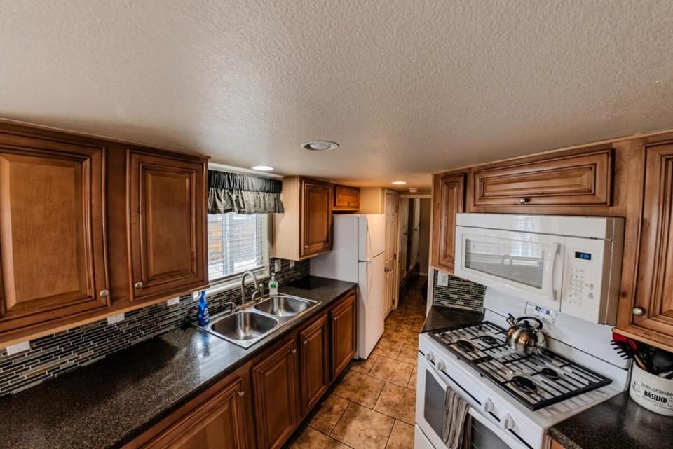 Kitchen or kitchenette, microwave, oven, stove