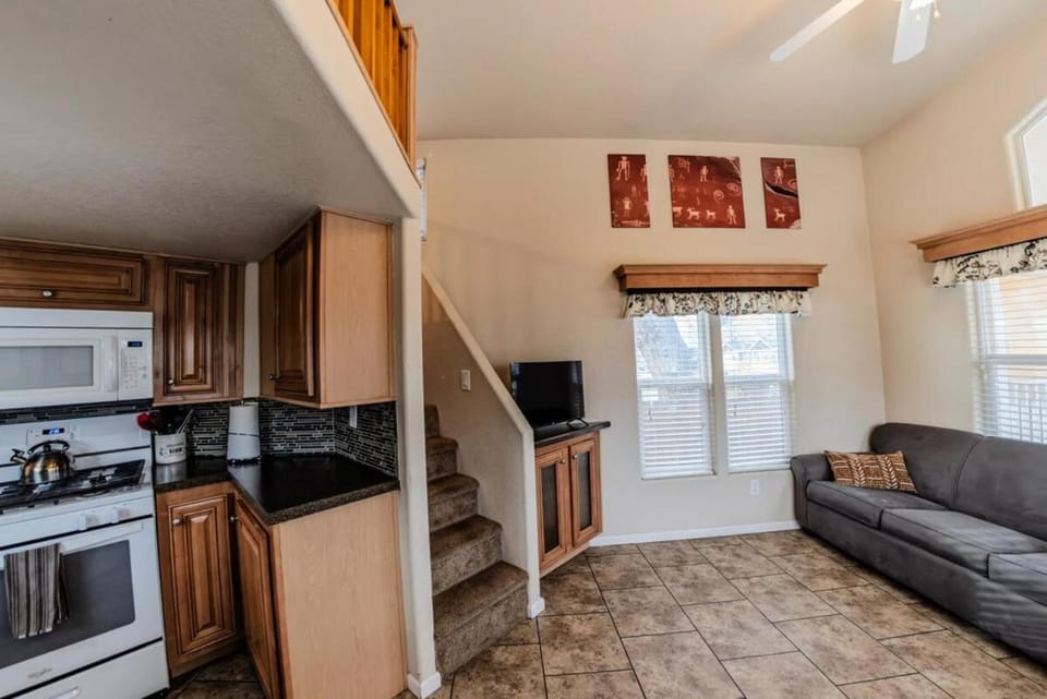 TV and multimedia, Kitchen or kitchenette, Living room, Seating area, microwave, oven, stove