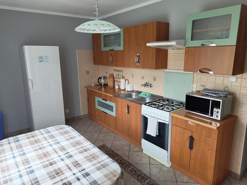 Coffee/tea facilities, Kitchen or kitchenette, oven, stove