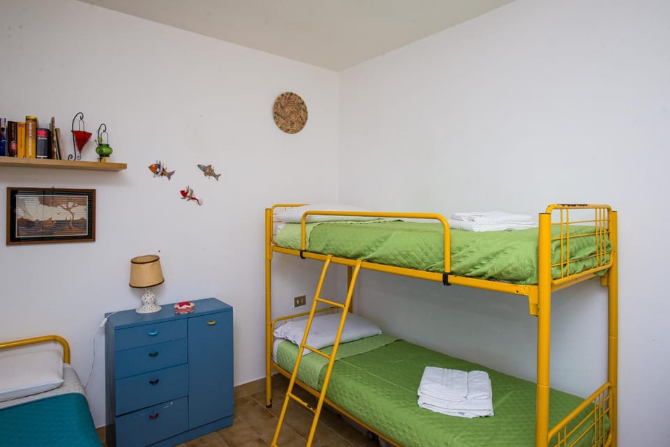 Bed, Bedroom, bunk bed, towels