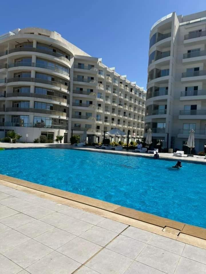 Pool view, Swimming pool, sunbed