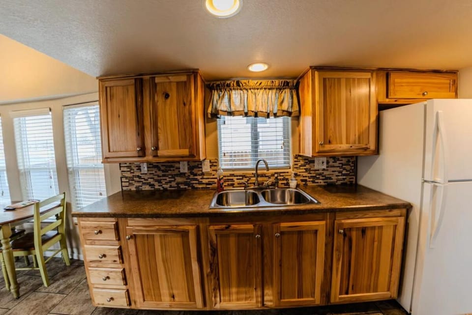Kitchen or kitchenette, Dining area, pet friendly