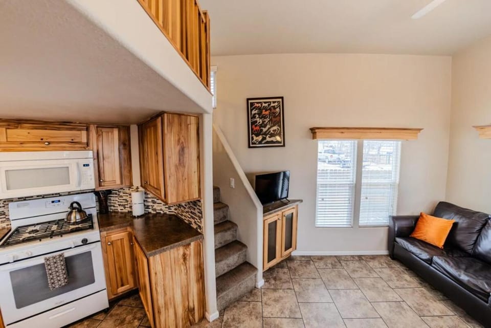 TV and multimedia, Kitchen or kitchenette, Living room, Seating area, oven, pet friendly, stove