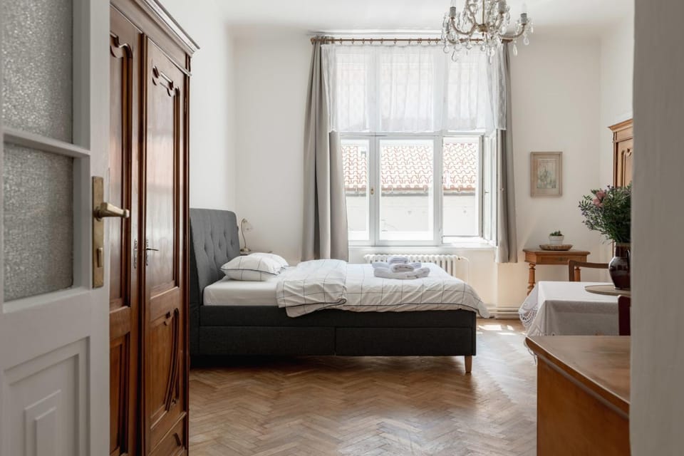 Bed, Photo of the whole room, Seating area, Bedroom, towels
