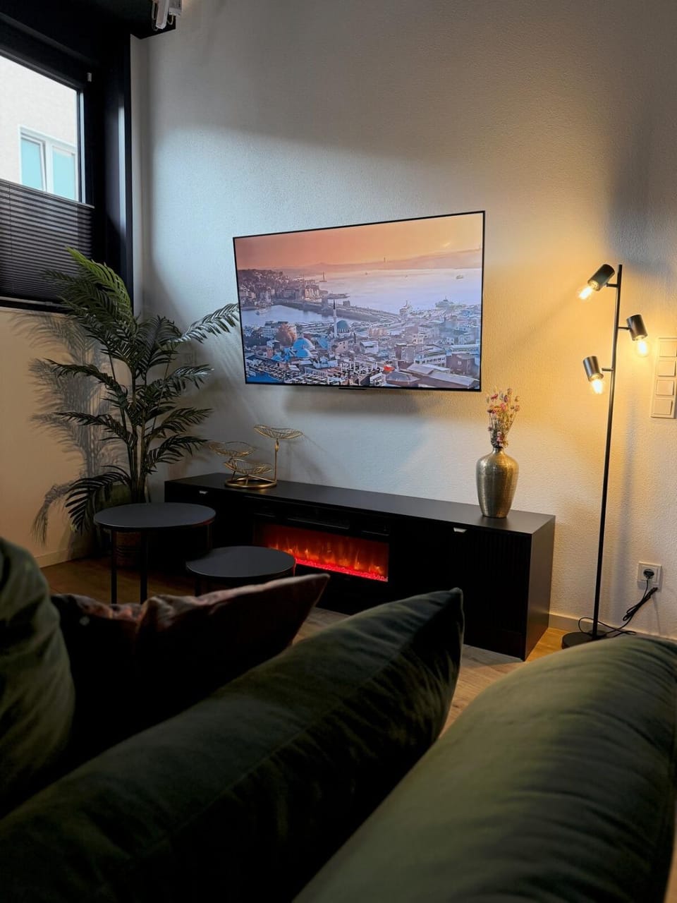 TV and multimedia, Living room, Seating area, Evening entertainment