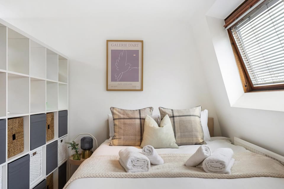 Bed, Photo of the whole room, towels