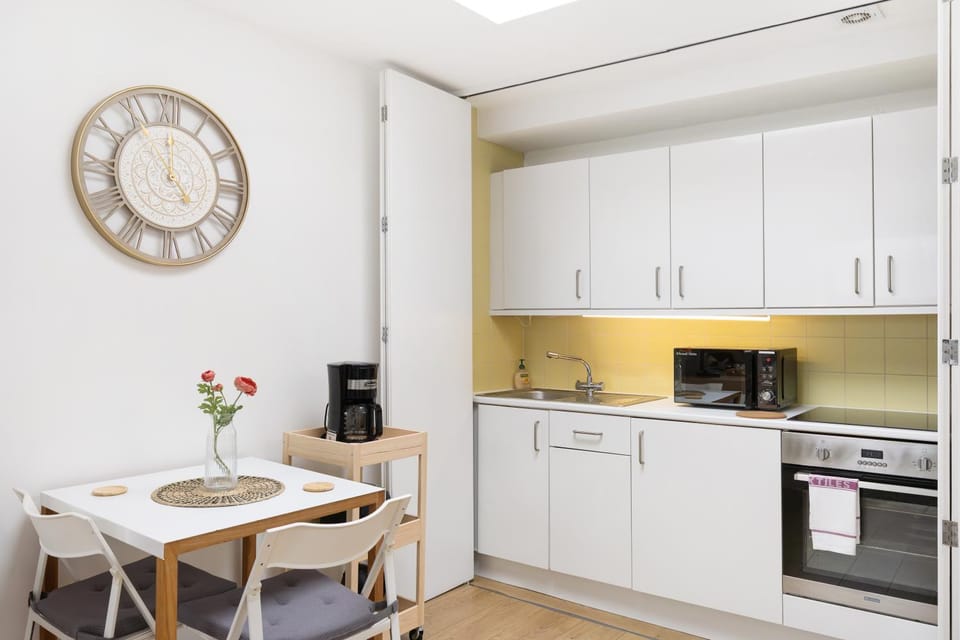 Kitchen or kitchenette, Dining area, oven, stove