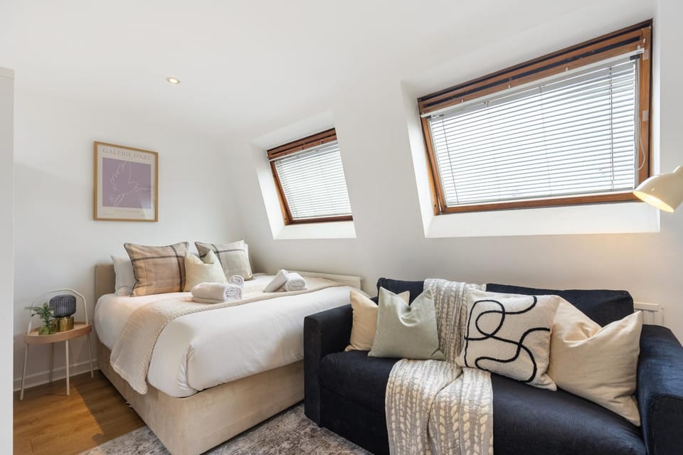 Bed, Photo of the whole room, Seating area