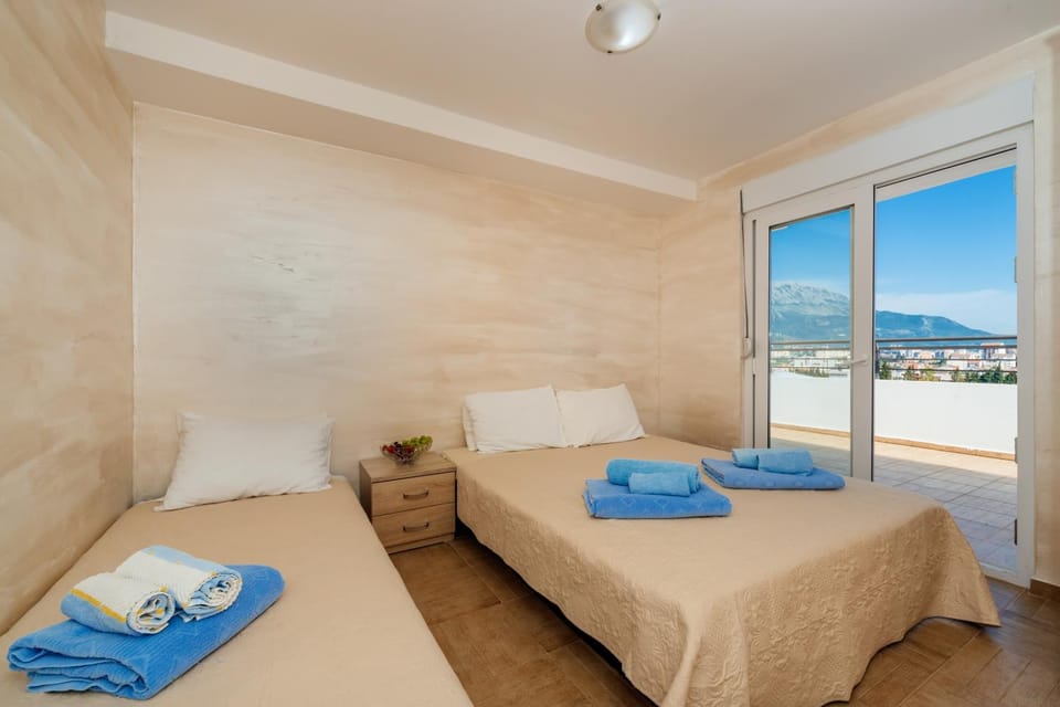 Photo of the whole room, Bedroom, towels