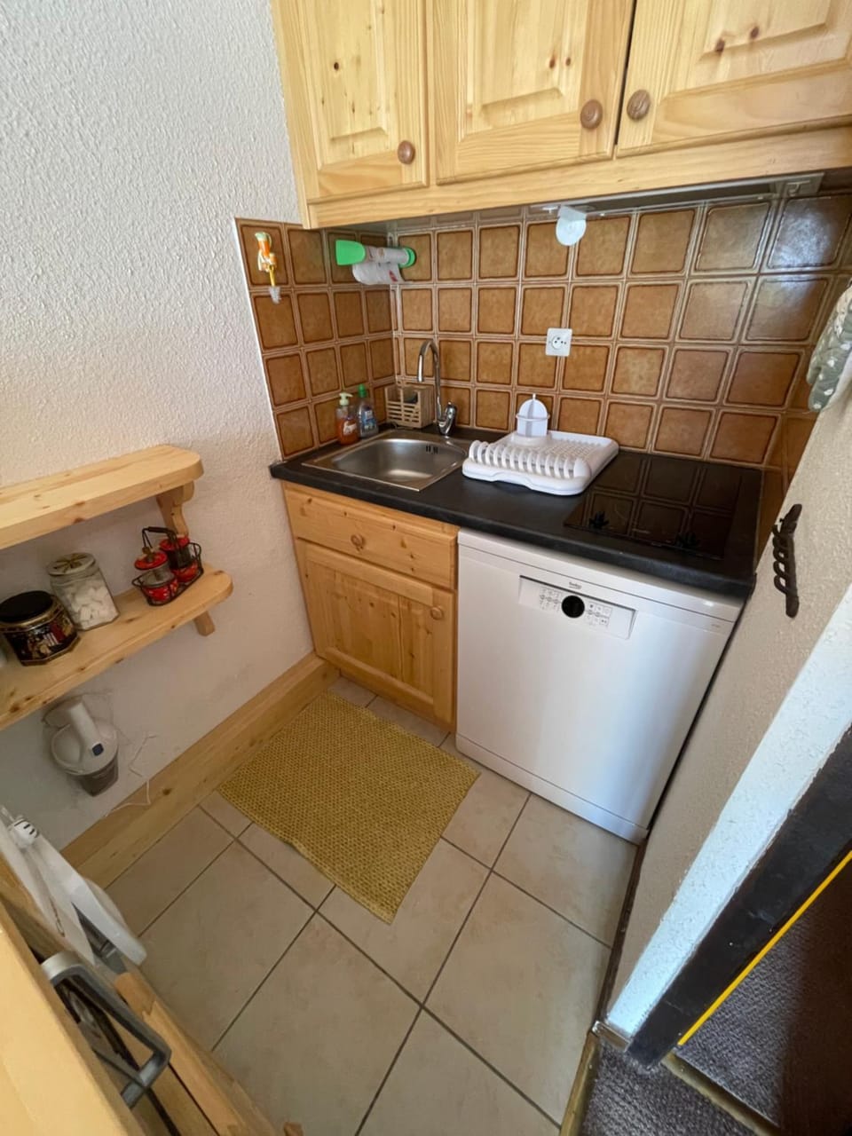 Kitchen or kitchenette, dishwasher, stove
