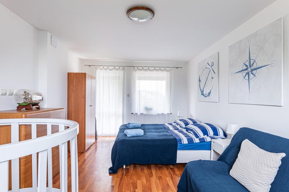 Bed, Photo of the whole room, Seating area, Bedroom