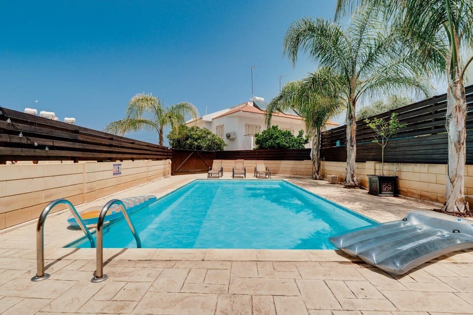 Day, Natural landscape, Pool view, Swimming pool, sunbed