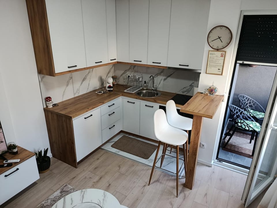 Kitchen or kitchenette, Dining area, minibar, stove