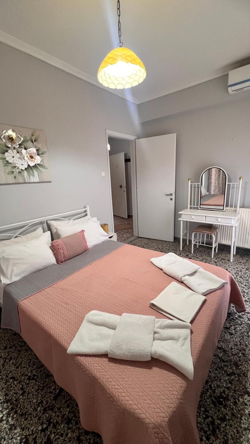 Bed, Bedroom, towels, air conditioner