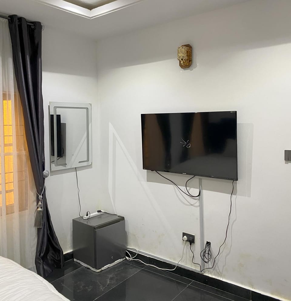 Bed, TV and multimedia, Bedroom