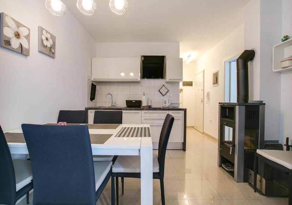 Kitchen or kitchenette, Seating area