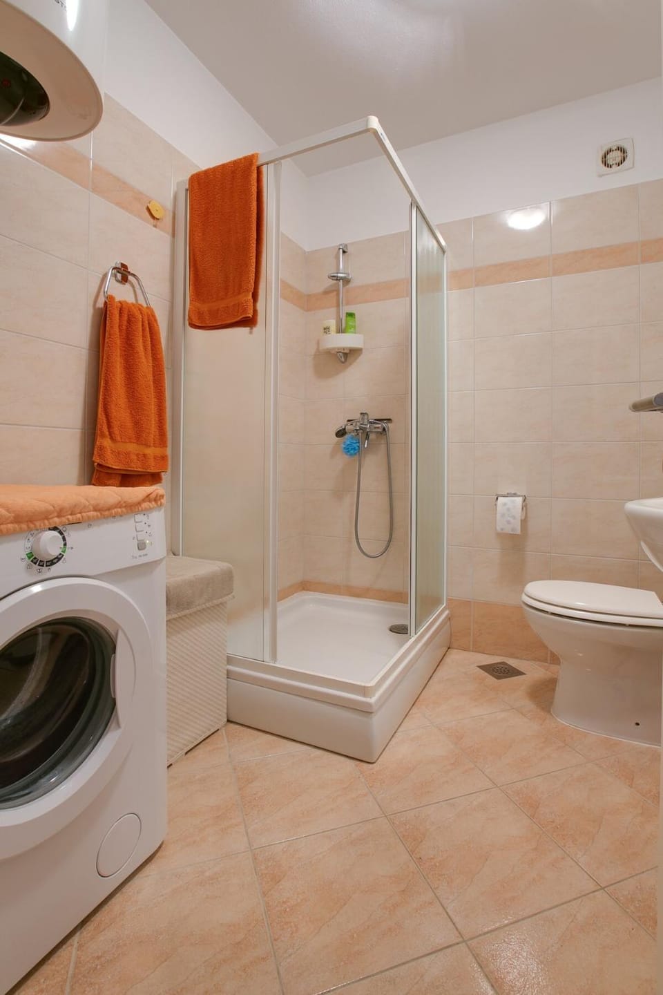Shower, Toilet, Bathroom, towels, washing machine