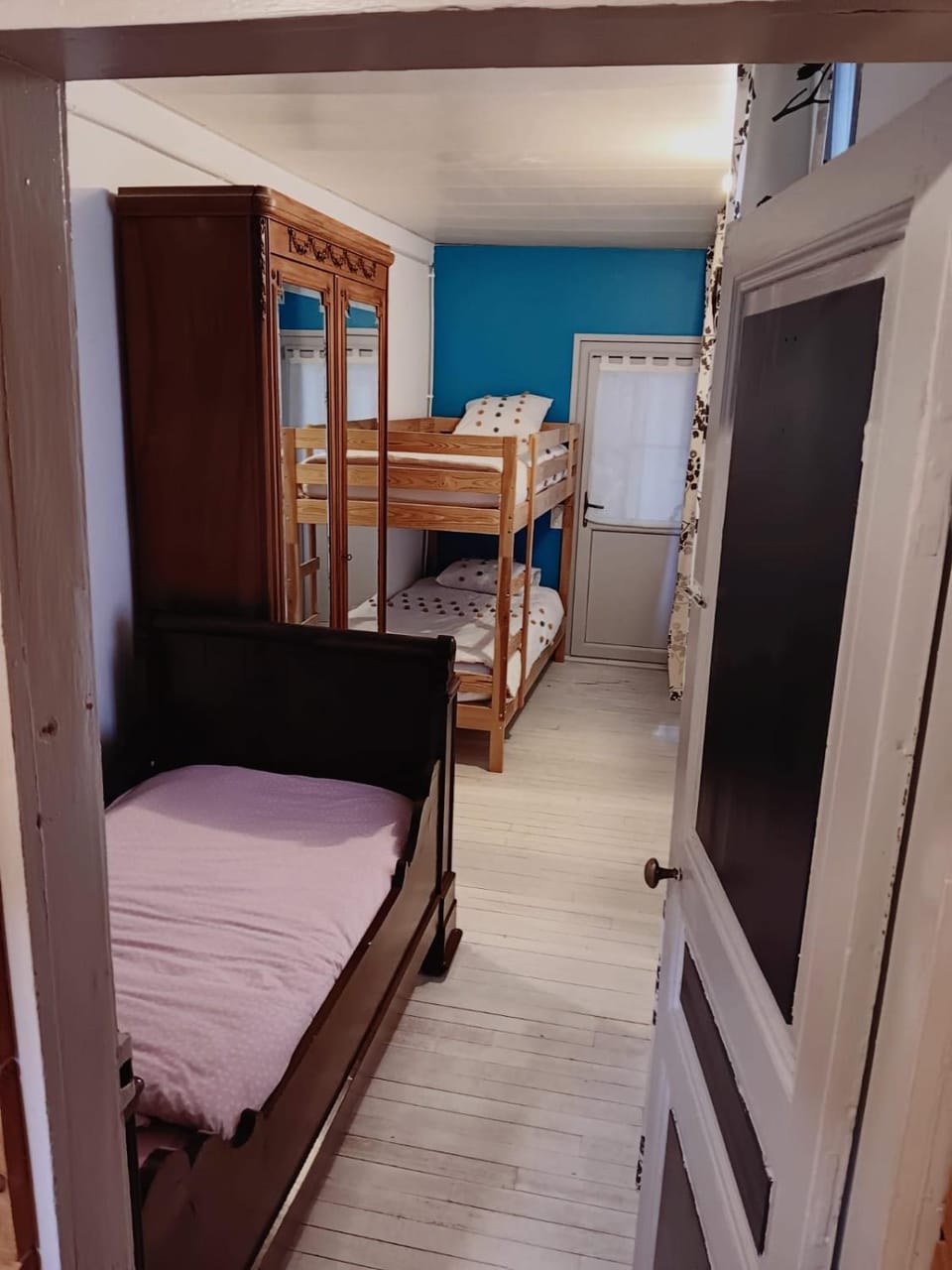 Le Thiers chambre d'amis Bed and Breakfast in Jura