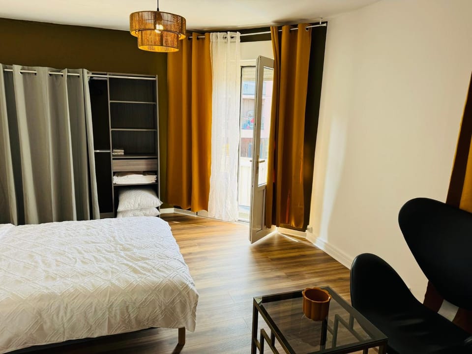 Bed, Photo of the whole room, Bedroom