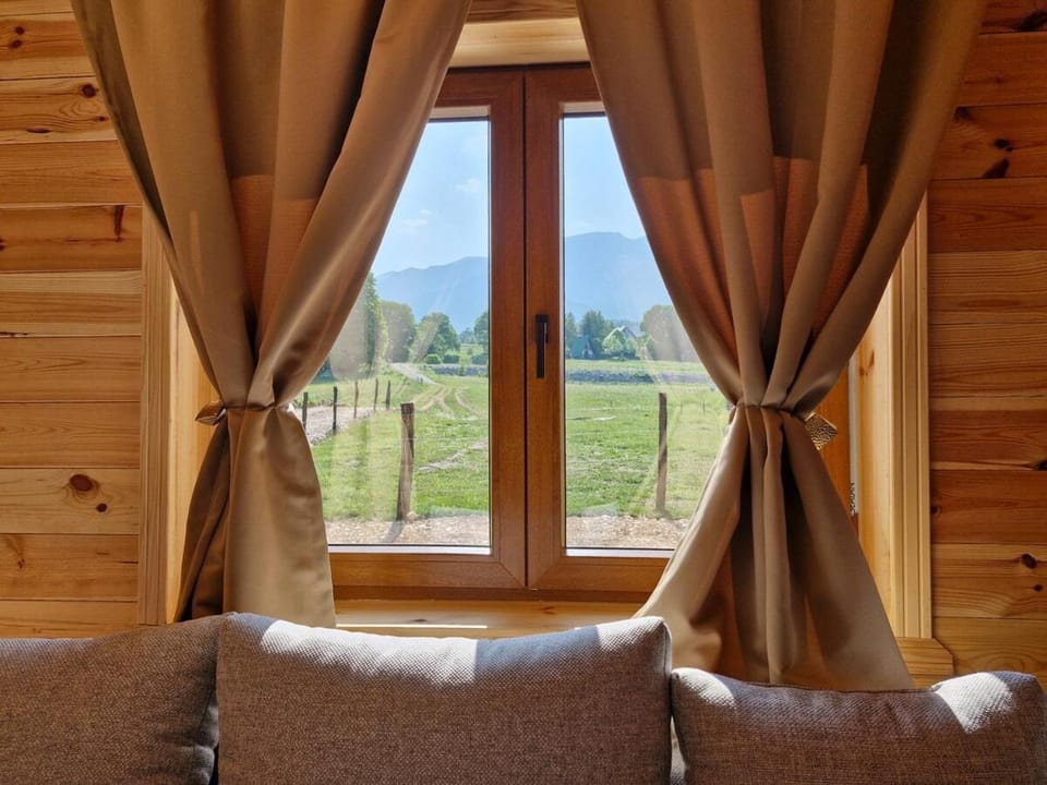 Day, Natural landscape, Living room, Seating area