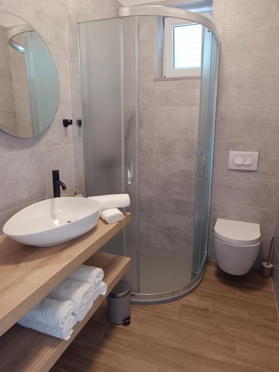 Shower, Toilet, Bathroom, towels