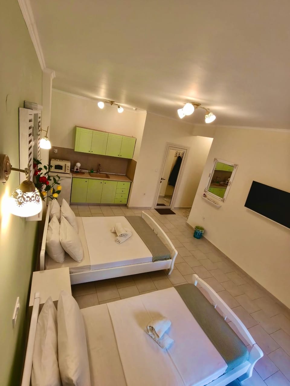 Bed, TV and multimedia, Photo of the whole room, Bedroom, kitchen