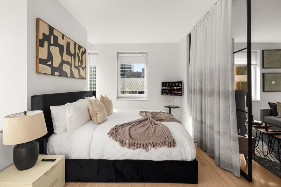 Times Square Studio King Bed Steps to Broadway Apartment in Midtown