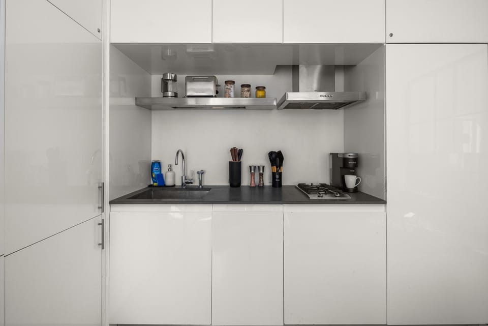 Times Square Studio King Bed Steps to Broadway Apartment in Midtown