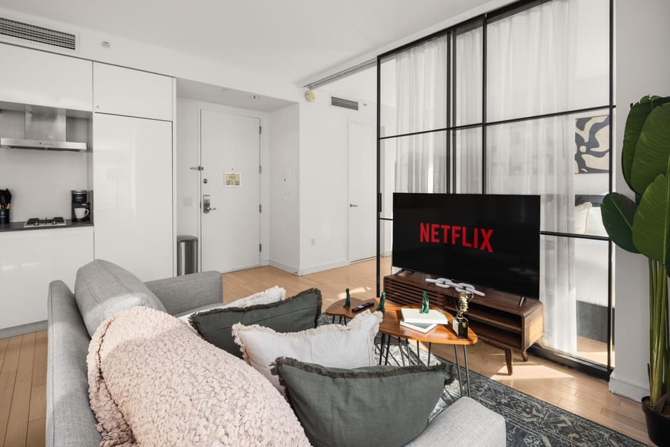 Times Square Studio King Bed Steps to Broadway Apartment in Midtown