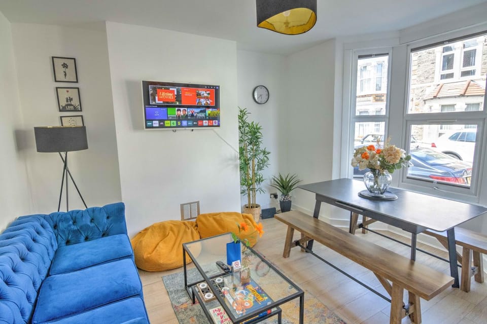 The Pearly White House Apartment in Bristol