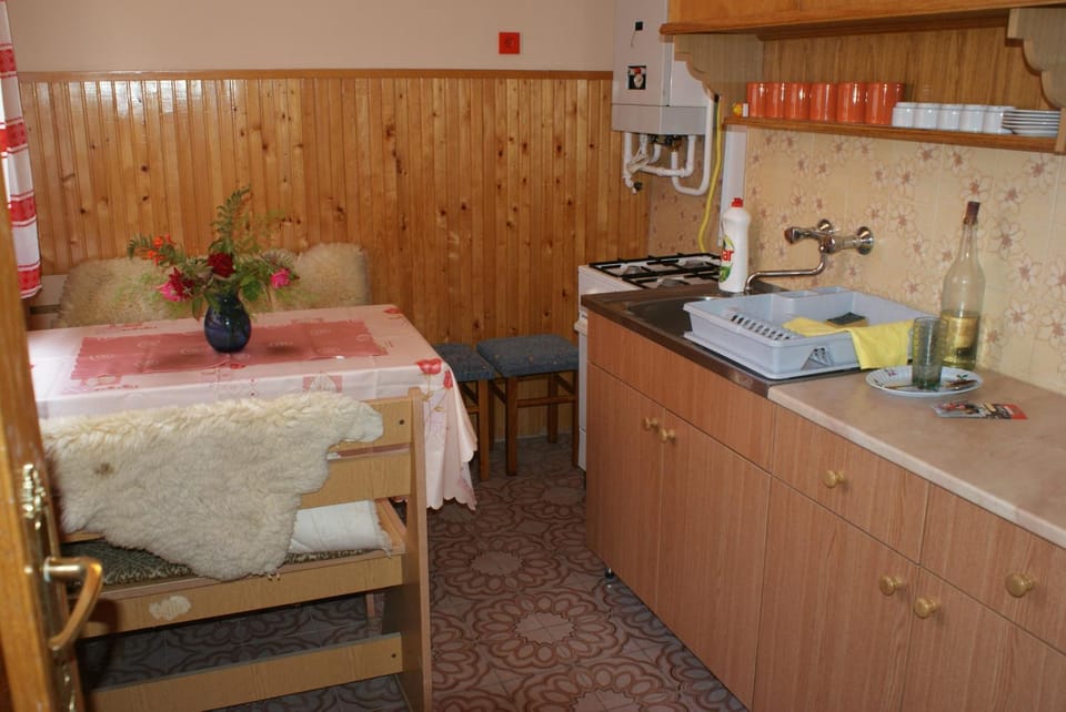 Kitchen or kitchenette, Dining area, Communal kitchen