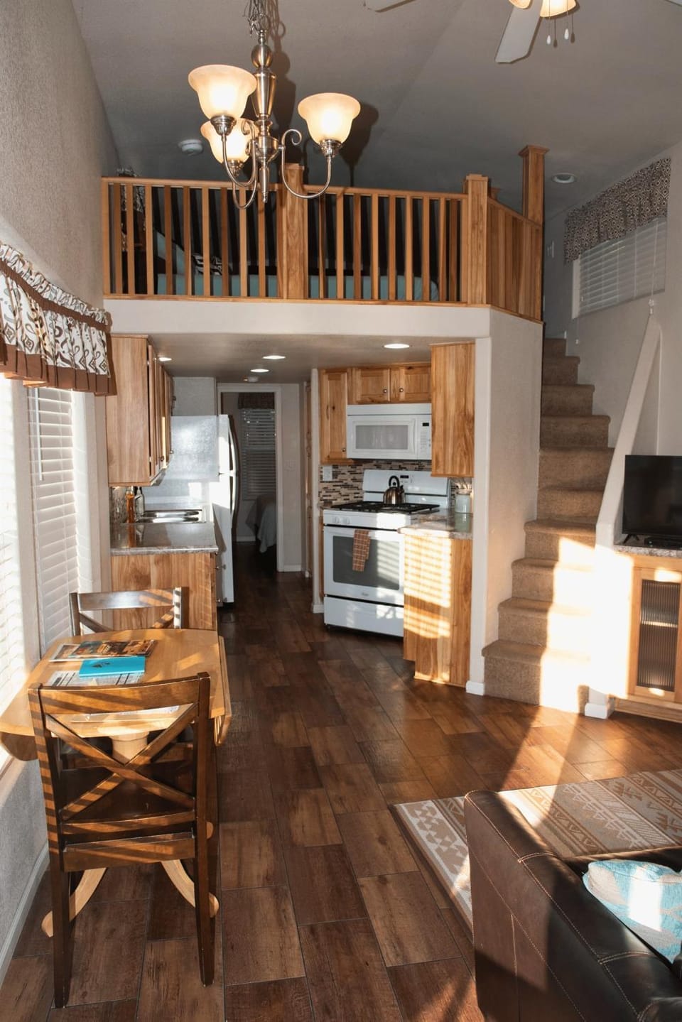 TV and multimedia, Kitchen or kitchenette, Living room, Photo of the whole room, Seating area, Dining area, microwave, oven, pet friendly, stove, kitchen