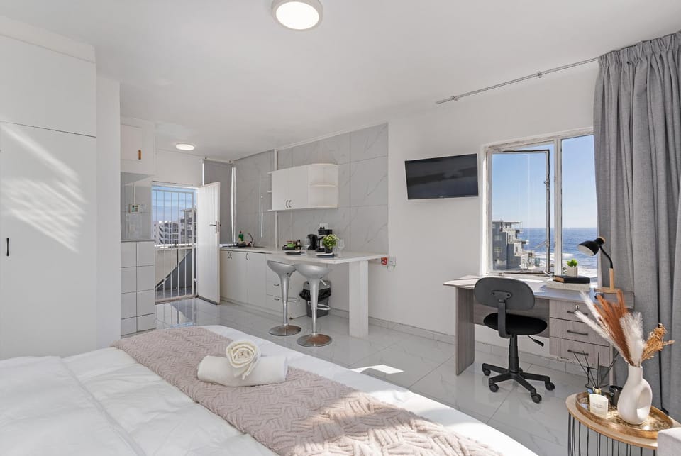 Stunning Ocean View Apt, Beach Walk & Promenade Access! Apartment in Sea Point