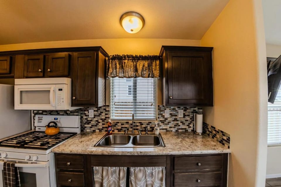 Kitchen or kitchenette, microwave, oven, pet friendly