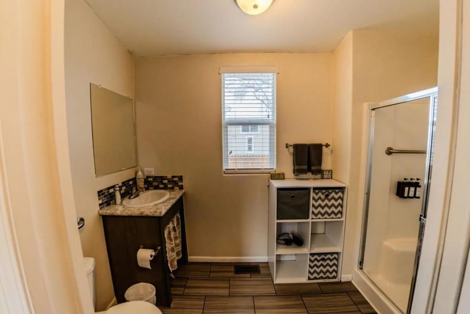 Shower, Toilet, Bathroom, pet friendly, towels
