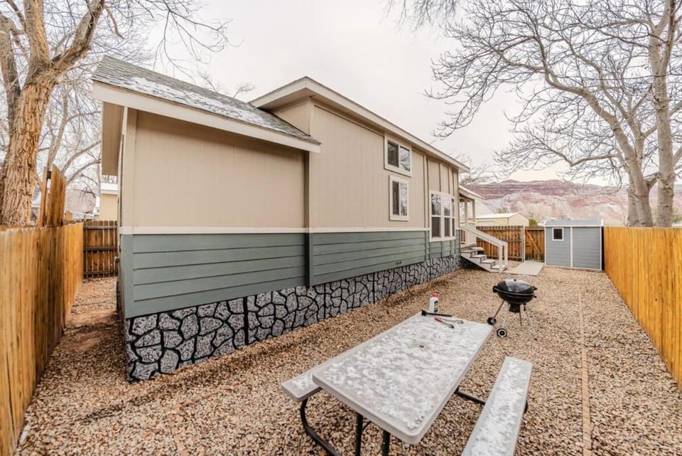 Property building, BBQ facilities, Seating area, Dining area, Mountain view, pet friendly