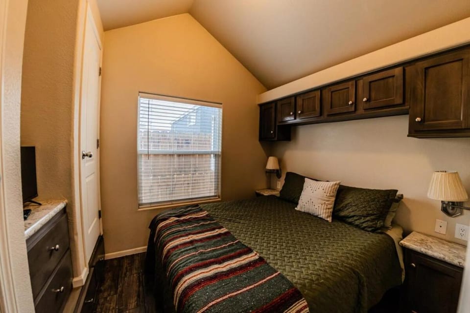 Bed, TV and multimedia, Photo of the whole room, Bedroom, pet friendly
