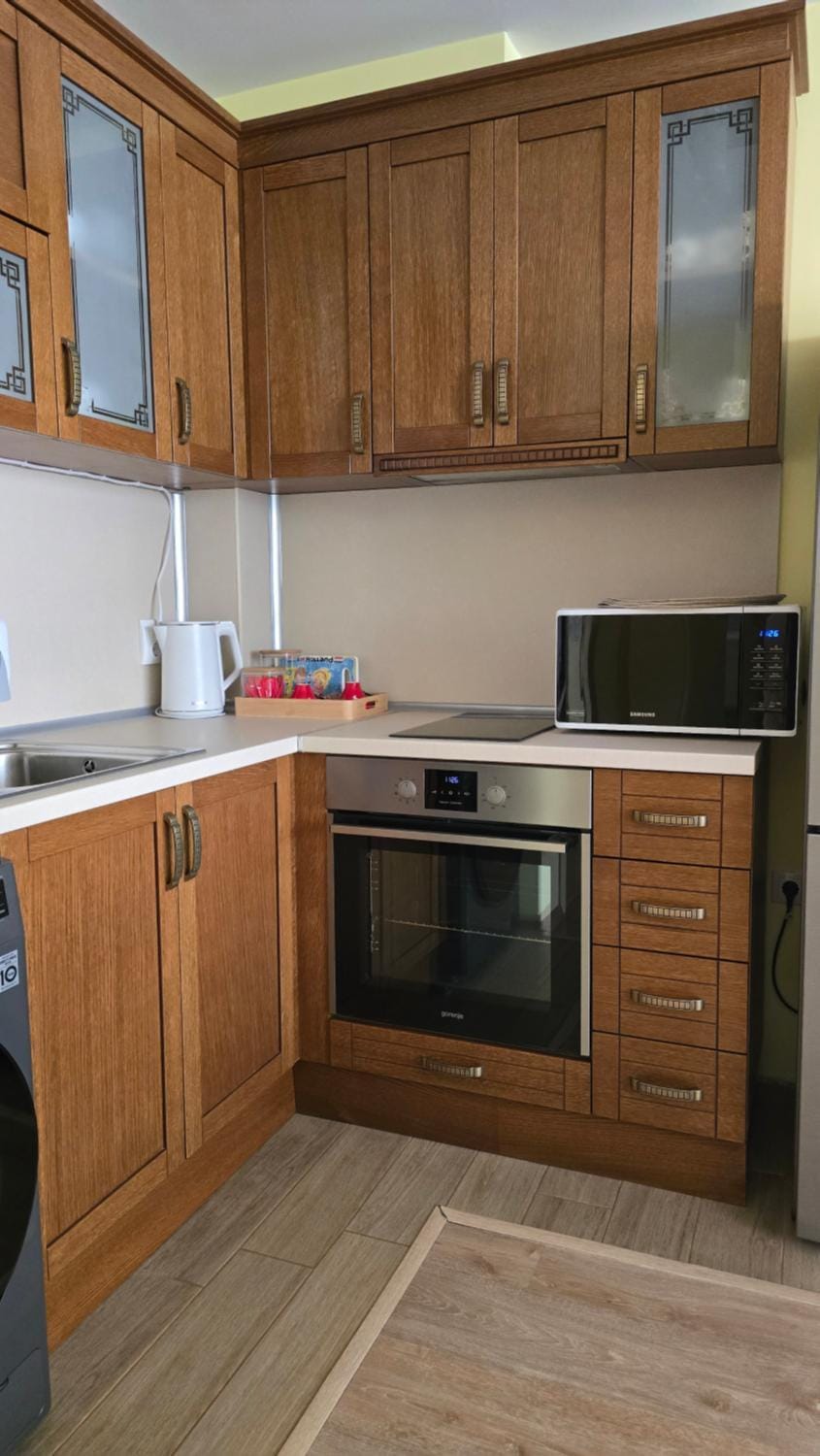 Kitchen or kitchenette, microwave, stove