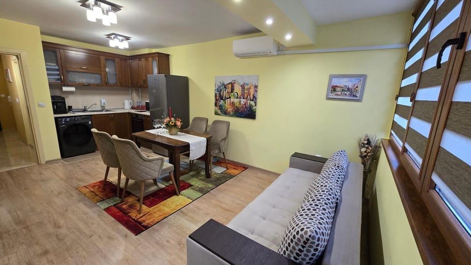 Kitchen or kitchenette, Living room, Seating area, Dining area