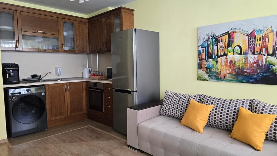 Coffee/tea facilities, Kitchen or kitchenette, Living room, Seating area