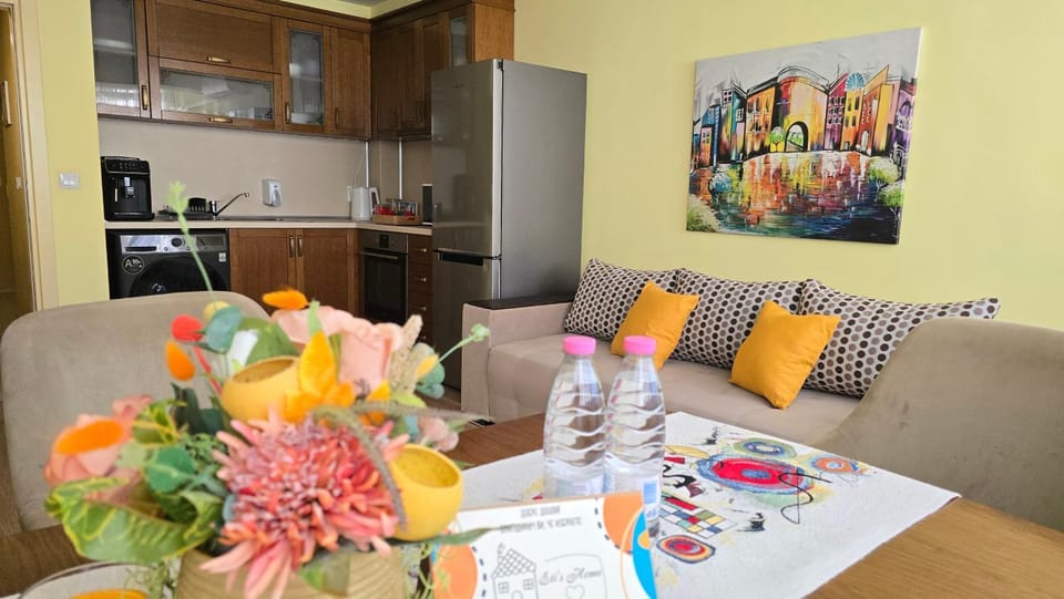 Kitchen or kitchenette, Living room, Seating area, Dining area