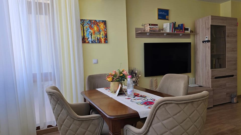 TV and multimedia, Living room, Dining area, Evening entertainment
