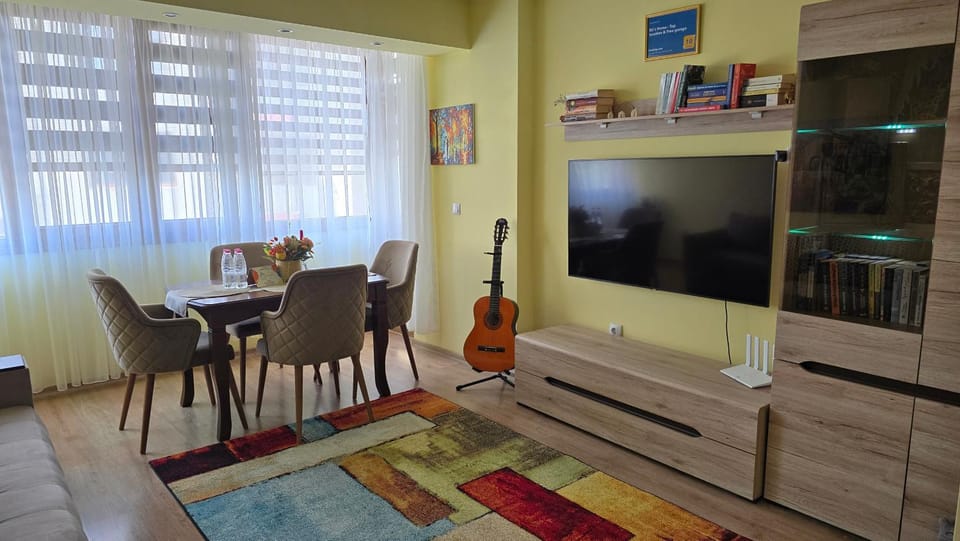 Communal lounge/ TV room, TV and multimedia, Living room, Dining area, Evening entertainment