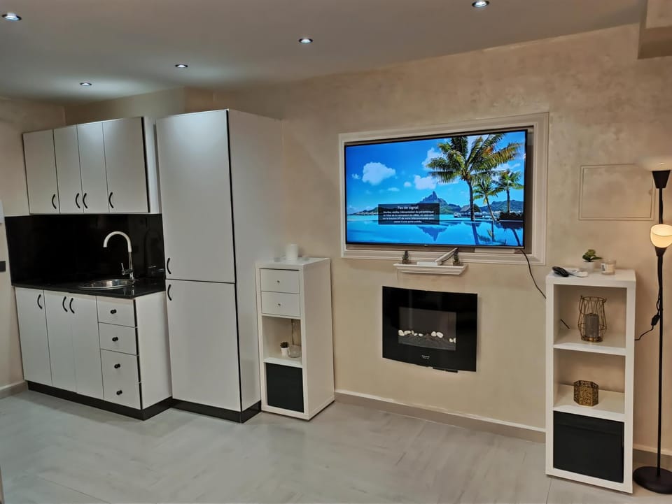 Communal lounge/ TV room, Kitchen or kitchenette