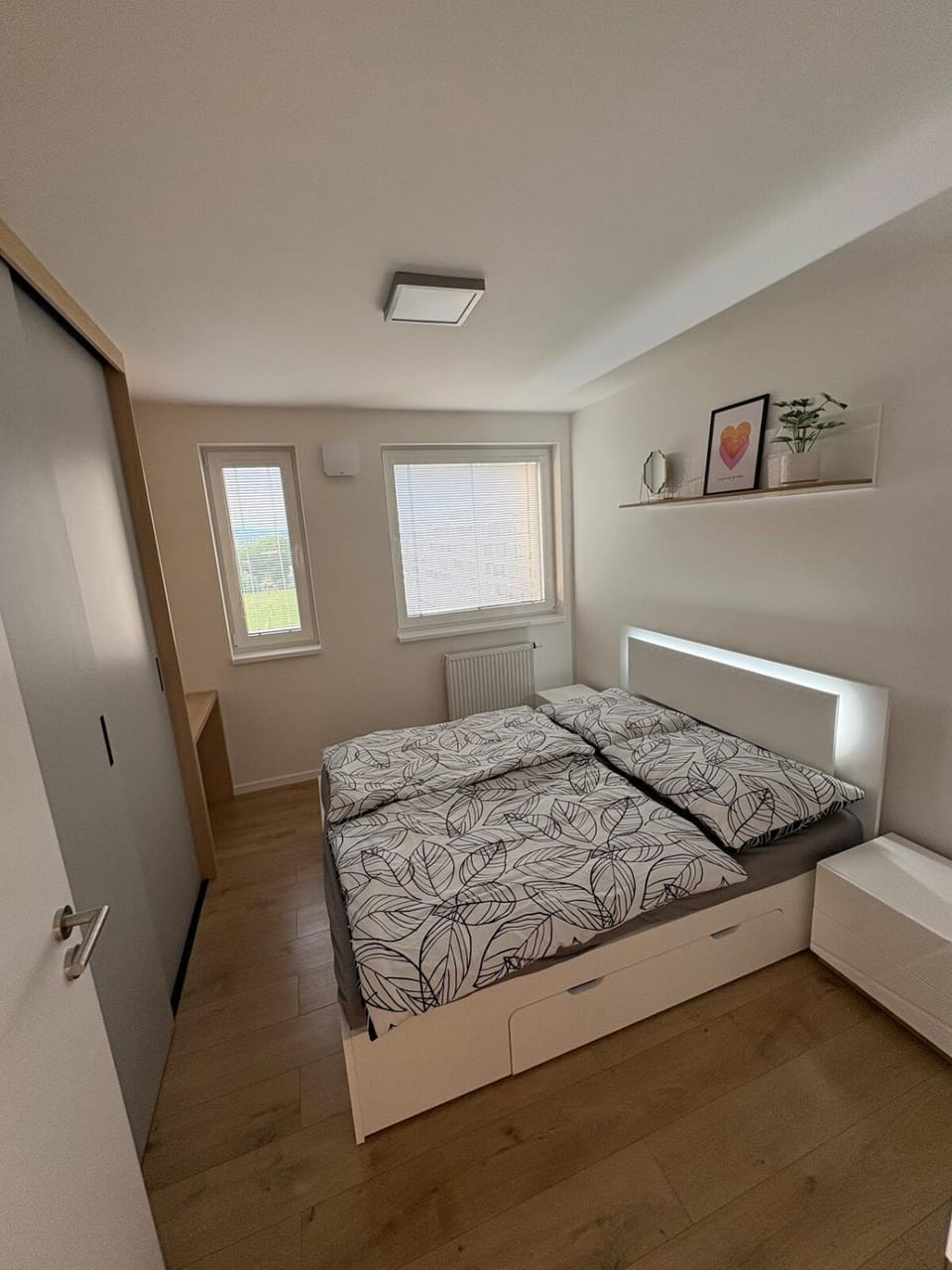 Photo of the whole room, Bedroom