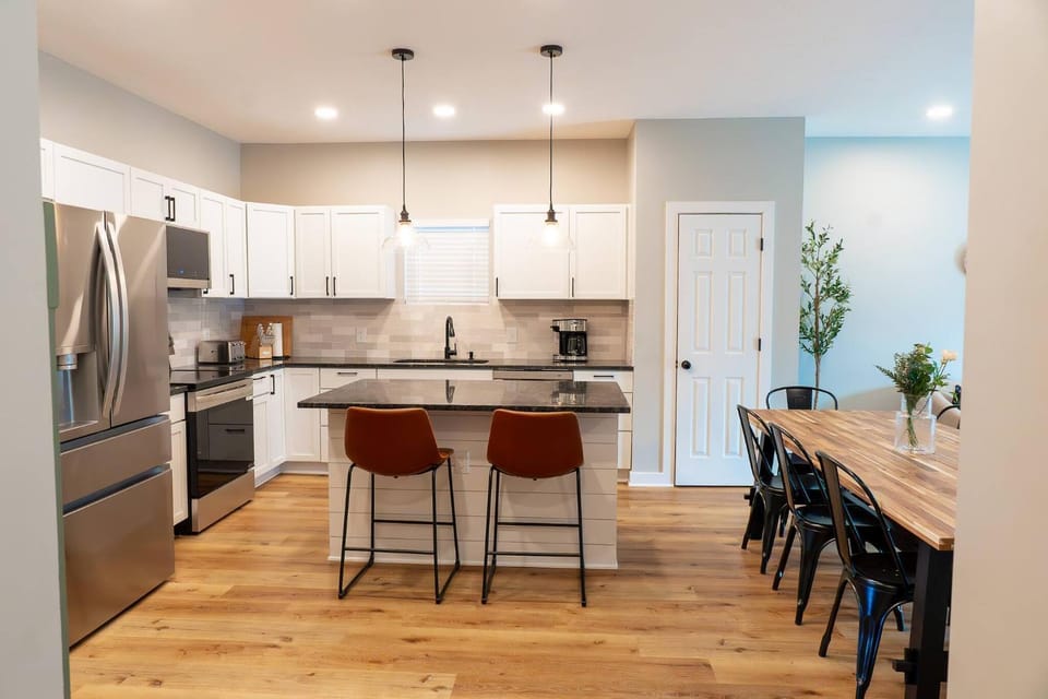 Coffee/tea facilities, Kitchen or kitchenette, microwave, oven, stove, toaster