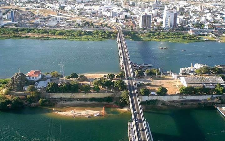 Casa Pé no São João de Petrolina - menos de 2 km do pátio de eventos - 2 quartos com ótima localização, ar condicionado em 1 quarto, garagem para carro hatch House in Petrolina