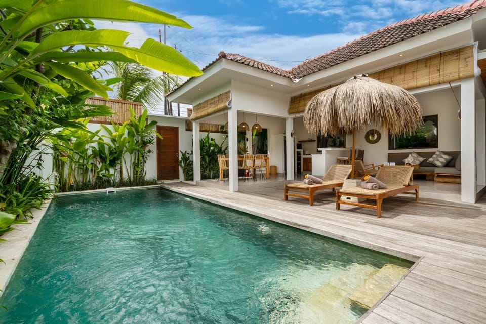 Property building, Patio, Day, Garden view, Pool view, Swimming pool, sunbed